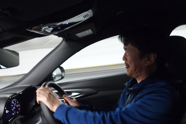 「ALFA DNAドライブモードセレクター」をD（ダイナミック）に入れると、走りは断然活発になった。中回転域のトルクが非常に厚く、思った以上の加速が味わえた。これもマイルドハイブリッドのおかげか。