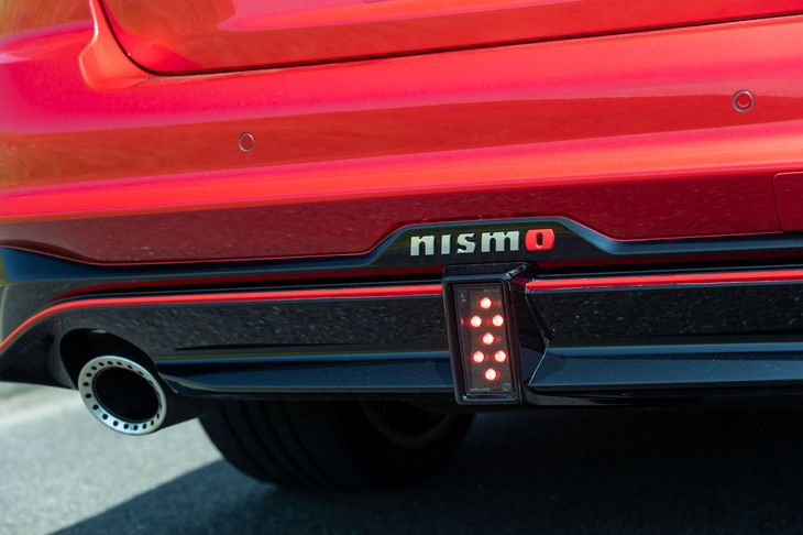 リアバンパー下部には他のNISMOロードカーとおそろいのフォグランプと「nismo」エンブレムが備わっている。