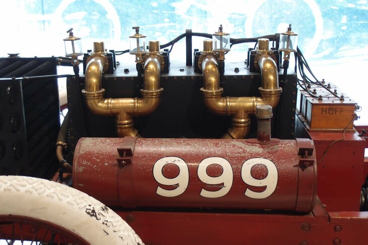 「フォード999」のエンジン。真ちゅう製とおぼしきエアダクトが美しい。