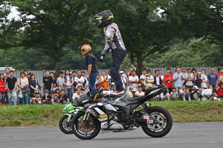 恒例となっているバイクのスタントチーム「ノーリミットジャパン」によるエクストリームショー。バイクの上に直立するこの技は、キリストと呼ばれているとのこと。