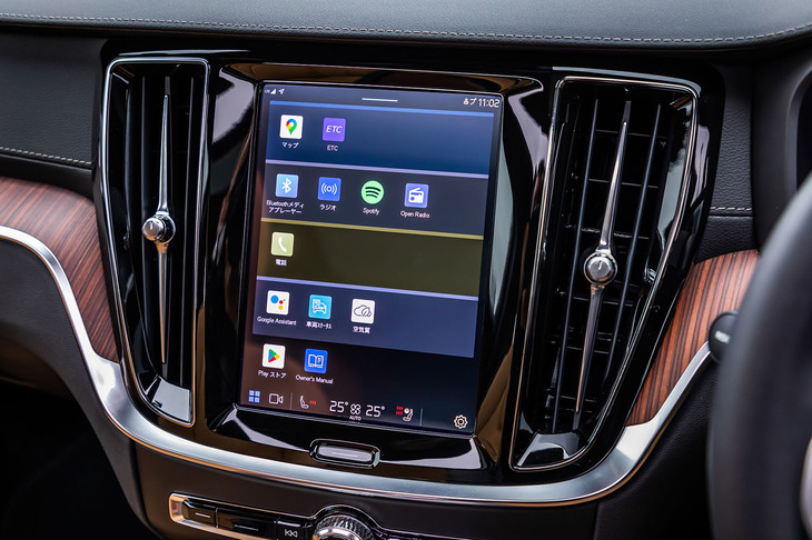 Googleのインフォテインメントシステムを標準装備。「Googleマップ」によるナビゲーションや「Googleアシスタント」による音声操作、各種アプリを利用できる「Googleアプリ／サービス」に加え、緊急通報サービスなどと連携する「ボルボ・カーズapp」が利用できる。