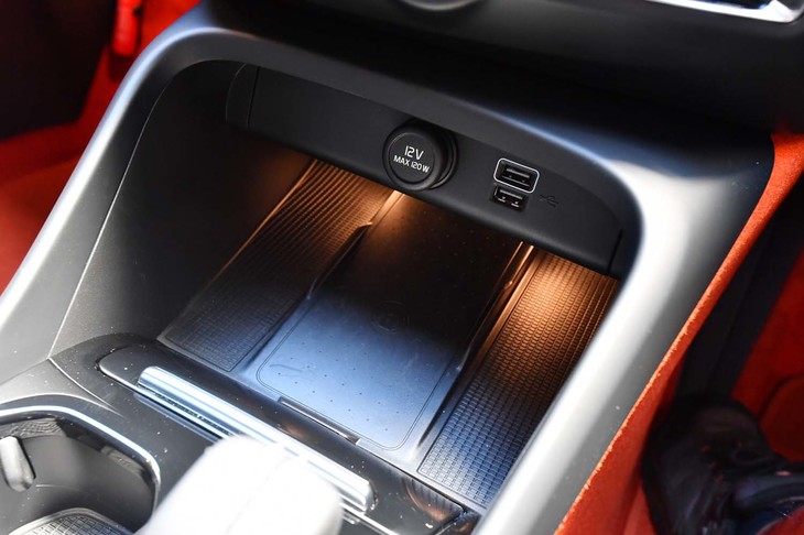 センターコンソールの小物入れスペースには、スマートフォンの非接触充電機能も備わる。