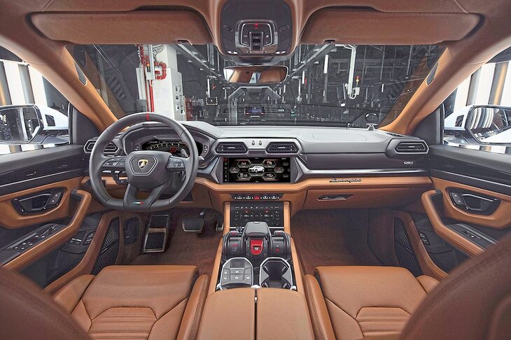 内装では、エアベントやパネル、シートなども変更され、機械式プッシュボタンパネルの触感もリファインされている。