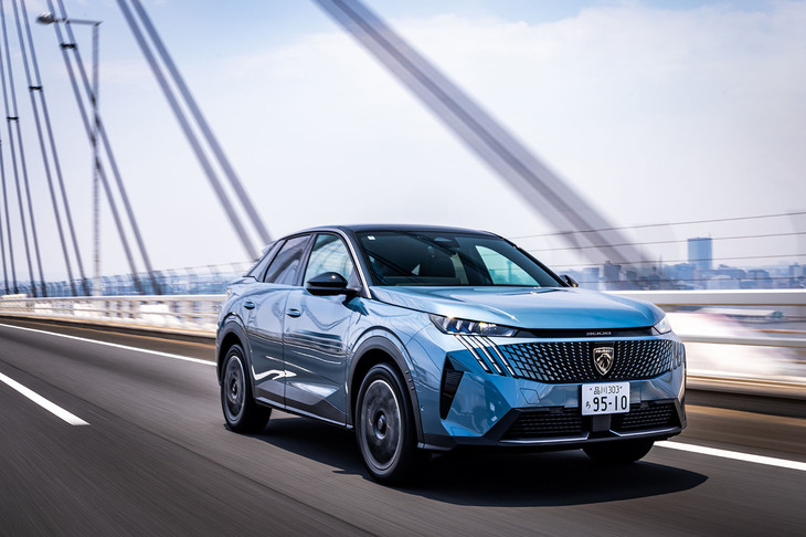 ライオンの爪痕をモチーフとした「3008」のLEDデイタイムランニングランプが、走行中もプジョーのアイデンティティーを表現。走行状況に応じて自動で照射をコントロールする薄型マトリクスLEDヘッドランプを搭載している。