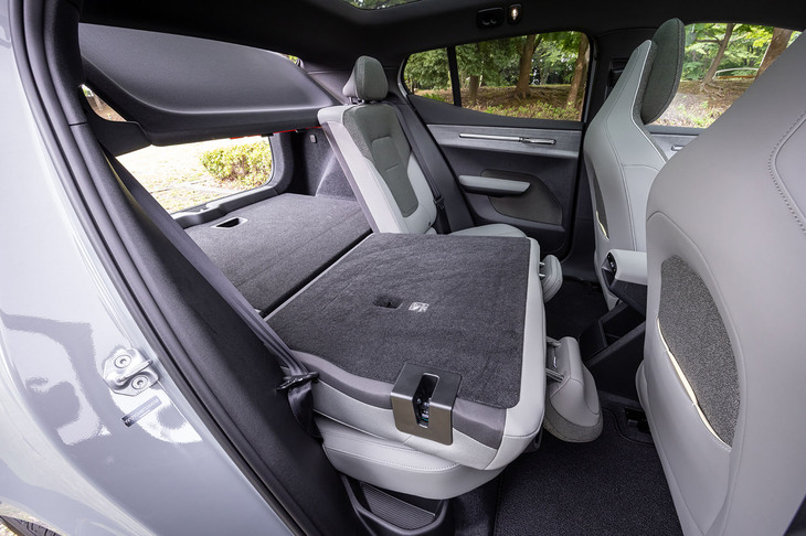 後席の背もたれは60：40の分割可倒式。後部の荷室容量は318リッターで、フロントボンネット下にも収納スペースが設けられている。