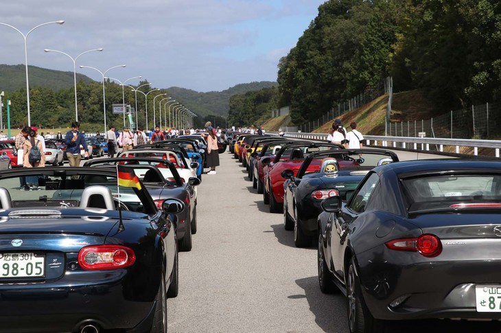 ロードスター30周年を祝うために集まった歴代オーナー車の数は、なんと2200台。そのうちの2000台が、会場となるマツダ「三次自動車試験場」敷地内にある高速周回路と第一直線路の2カ所に並べられた。どこまでもロードスターだけが並ぶ景色は、まさに圧巻の一言だ。