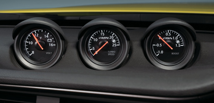 ダッシュ中央の3連サブメーターは全グレードに標準装備だ。