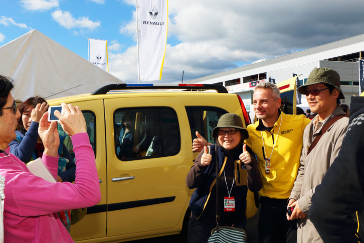 ルノースポールファンなら知らぬ者はいないルノースポールのすご腕テストドライバー、ロラン・ウルゴンさんも来日。ファンから熱い歓迎を受けていた。