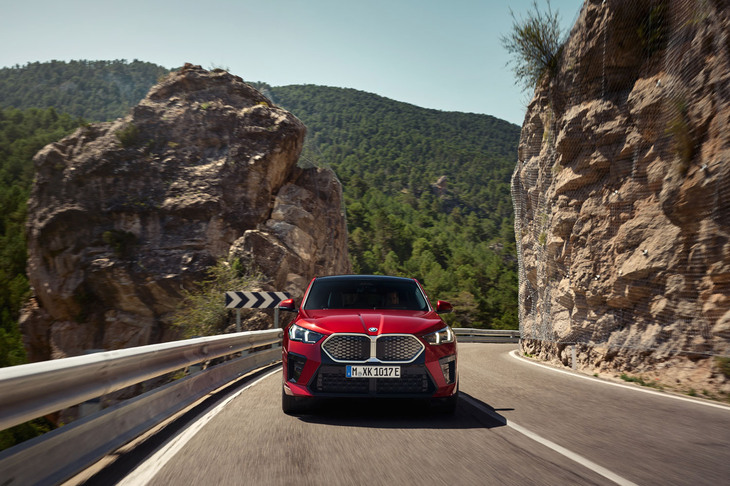 足まわりはフロントがストラットでリアがマルチリンク。日本仕様は全モデルにMアダプティブサスペンションが標準装備となるようだ。