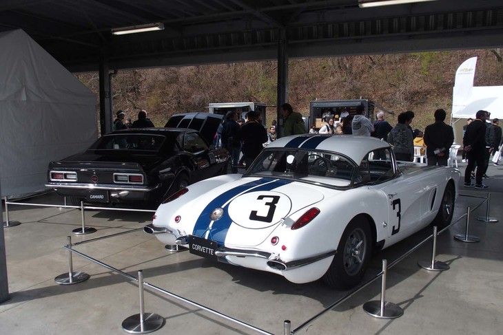 ピットに展示された1960年式「コルベット ルマン仕様」（右）と1968年式の初代「カマロSS」（左）。