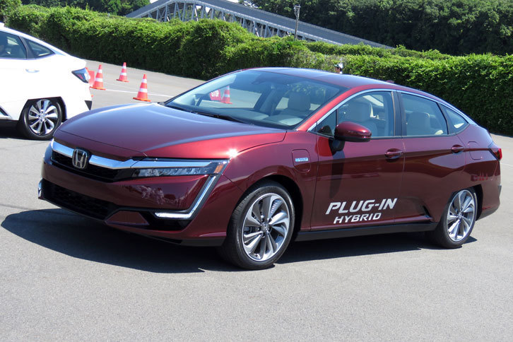 「クラリティ」のPHEVには、「アコード」シリーズに採用されていたハイブリッドシステム「i-MMD」の改良版が搭載されている。機構は1.5リッターガソリンエンジンと2基のモーターからなり、17kWhのリチウムイオンバッテリーにより、42マイル（約67.6km）の一充電走行可能距離を実現しているという（ホンダ車内測定値）。