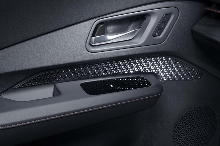 日産アリア（助手席側ドアパネル）