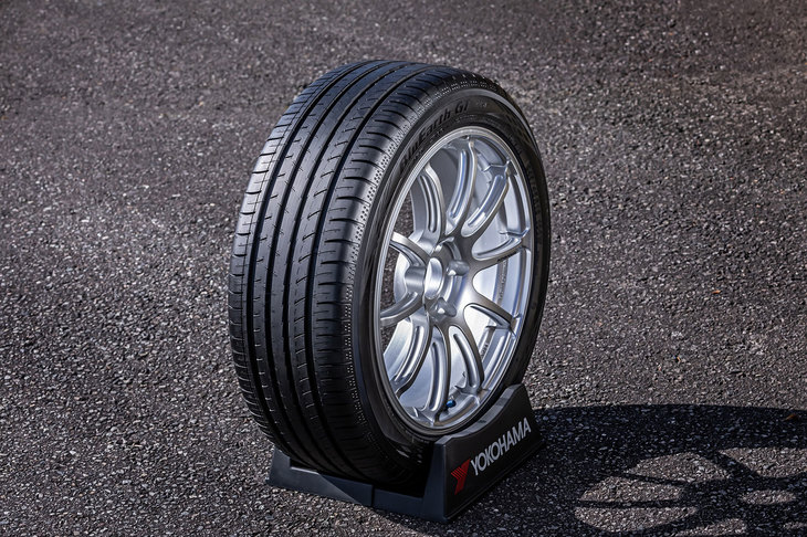 横浜ゴムが2018年11月27日にリリースした「BluEarth-GT（ブルーアース・ジーティー）AE51」。販売開始は2019年2月1日で、245/35R19 93Wから155/65R14 75Hの全57サイズをラインナップ。さらに2019年中に4サイズを追加する予定だという。価格はオープンプライス。