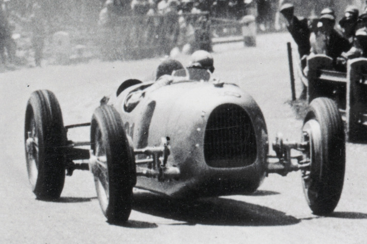 「タイプA」から「タイプD」までつくられた「アウトウニオンPヴァーゲン」。ミドシップのエンジンレイアウトが特徴で、「シルバーフィッシュ」とも、メルセデス・ベンツともども「シルバーアロー」とも呼ばれた。写真は1394年の「タイプA」。