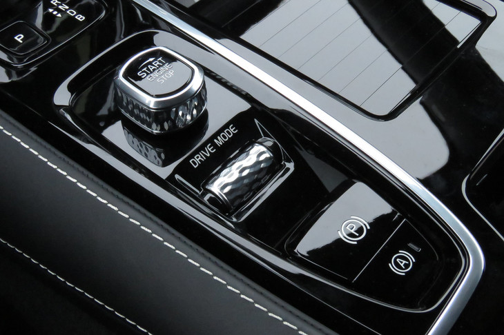 センターコンソールに備わるダイヤル式のドライブモードセレクター。電子制御サスペンションの「FOUR-C」は装備されておらず、モードを切り替えても乗り味が変化することはない。