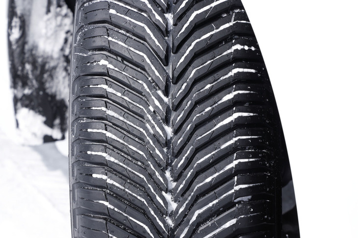 「クロスクライメート3」のトレッドパターン。初代モデル「クロスクライメート」から続くおなじみの「Vシェイプトレッドパターン」に、排水性、排雪性を向上させるというセンターグルーブを組み合わせたデザインが新しい。