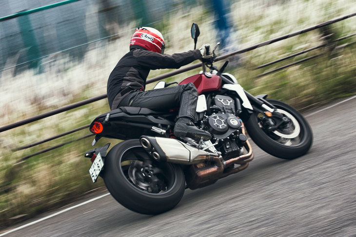 走行モードは「スポーツ」「スタンダード」「レイン」に、個別のパラメーター調整が可能な「ユーザー」を加えた4種類。エンジンの出力特性やレスポンス、エンジンブレーキの強さ、トラクションコントロールの介入度合いなどを切り替えることができる。