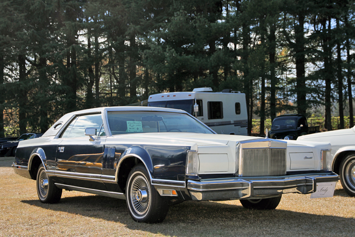 1978年「リンカーン・コンチネンタルMkVビル・ブラス」。ビル・ブラスとは内外装をコーディネートしたファッションデザイナーで、このほかカルティエ、ジバンシー、エミリオ・プッチが手がけたデザイナーズエディションがそろっていた。