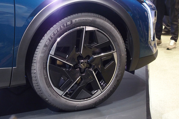 プジョー408 GTハイブリッド（フロントホイール）