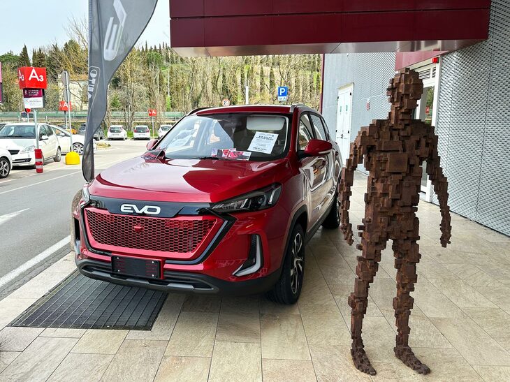 今回は、イタリアで存在感を高めつつある中国系ブランドについて。写真はBセグメントSUVの「EVO5」。 2023年3月、シエナ県の生協駐車場に地元販売店が展示していたもの。