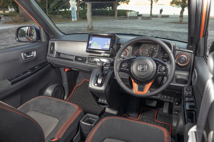 オレンジの差し色が目を引く「RS」のインテリア。ステアリングホイールも同車専用デザインで、シフトセレクター／シフトレバーは本革巻きとなる。