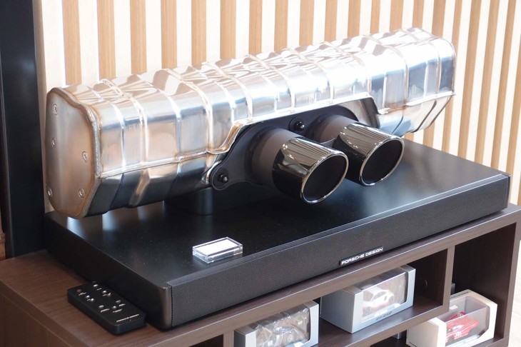 ハイパフォーマンスモデル「ポルシェ911 GT3」のマフラー（実物）を使ったオーディオシステム、その名も「911サウンドバー」。本体の上に取り付けられたマフラーは決して飾りではなく、中央のマフラーエンドから音が出る。価格は40万4800円。