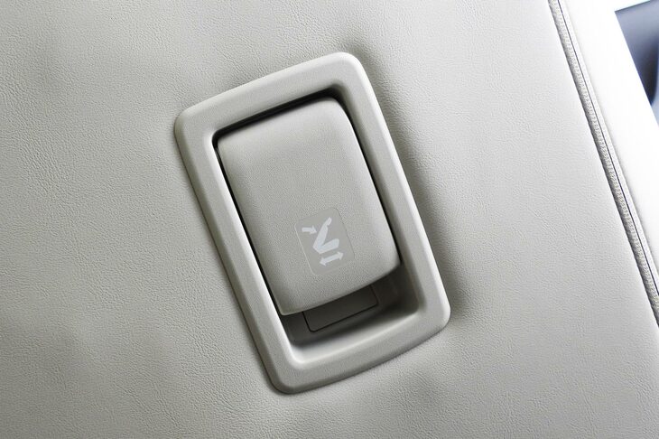 レクサスLM500h“バージョンL”（2列目シート背面のスライド／リクライニングレバー）