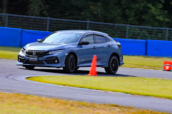 運動性能は実に優秀。ターンインは軽快で、コーナリング中に意地悪くブレーキを踏んでも、ぐいっとノーズをイン側へと向ける。