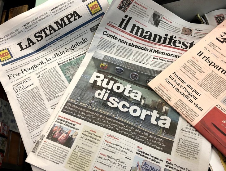 2019年11月1日、イタリアの新聞販売店にて。主要紙は軒並み1面でFCAとPSAの経営統合を報じた。