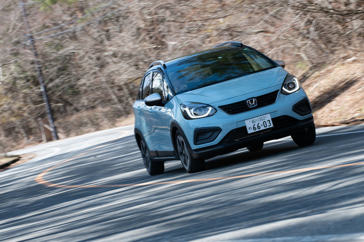 新型「フィット」では乗り心地やドライバビリティーの改善も図られており、フロントサスペンションは従来モデルよりフリクションを半減。リアサスペンションもダンパーマウントの高性能化と取り付け部分の剛性強化により、操縦安定性を高めている。