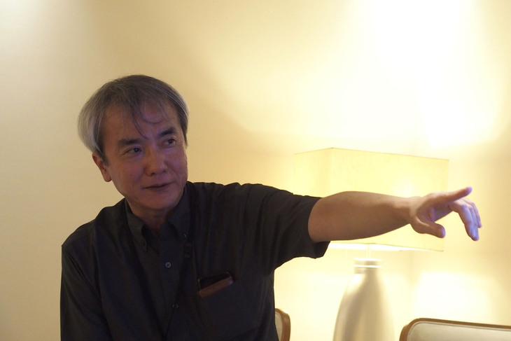 パワートレイン開発本部ロータリーエンジン（8C）主査の富澤和廣さん。「史上最高のロータリーエンジンにしようと考え、量産ロータリーエンジンの市販開始以降で初めてゼロベースで設計をし直しています。新しいロータリーは最初のA系とも、その次の13B型ともちがうディメンションなので、新たにCという型式名を与えました」と新型ユニットを紹介した。