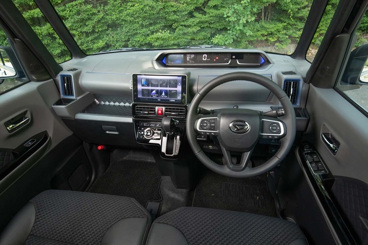 グローブボックス上部やステアリングポスト上部などいたるところに収納が設けられたインストゥルメントパネル。「カスタム」ではブラックを基調に、シルバーのアクセントが加えられる。