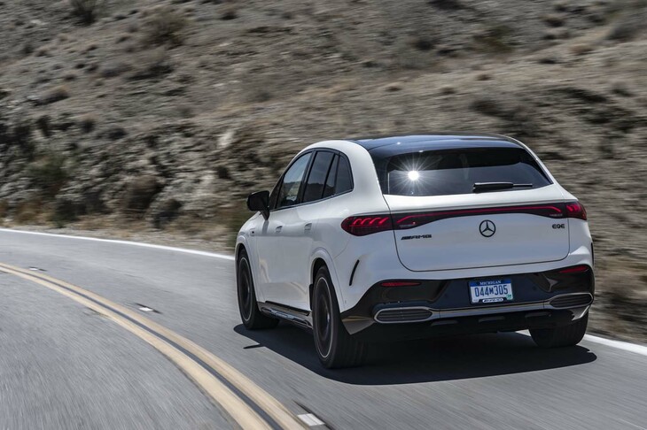 足まわりはフロントが4リンク式でリアが5リンク式。可変ダンパーを備えたエアサスの「AMGライドコントロール＋」を装備する。