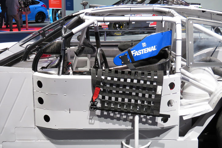 「フォード・フュージョン」を模したNASCARの競技車両。