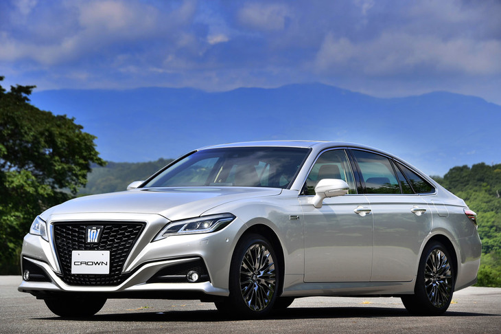 まずは国内専用モデルとして販売される新型「クラウン」。欧州のプレミアムセダンに乗ってきたユーザーにアピールすることも、重要なミッションとなっている。
