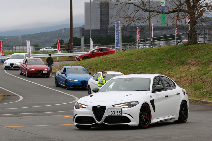 「ジュリア クアドリフォリオ」を先頭にCパドックに入場する現行ジュリアのグループ。