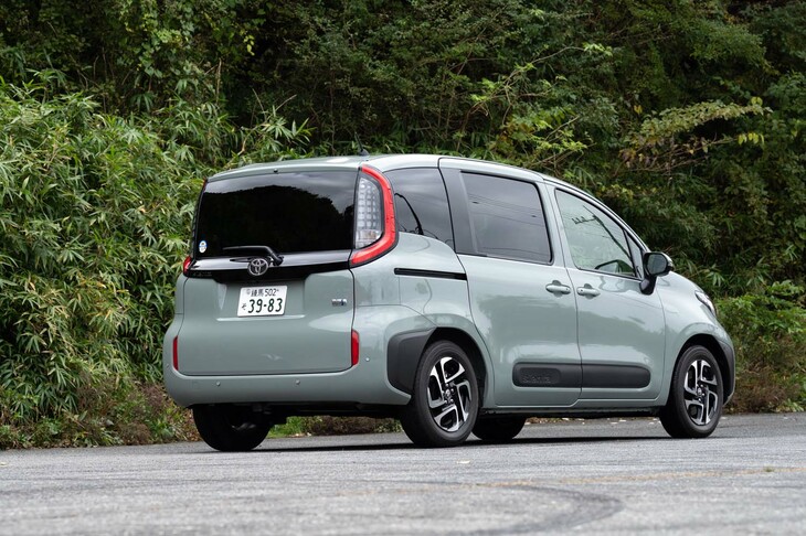 試乗車は最上級グレード「ハイブリッドZ」（7人乗り）。エントリーグレードの「X」は5人乗りが195万円、7人乗りでも199万円という価格設定も魅力。