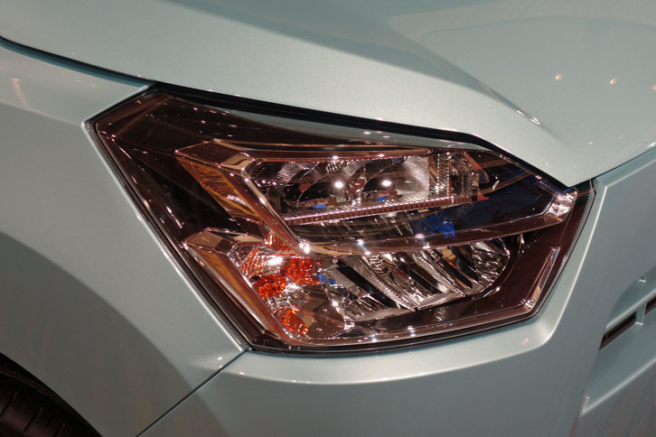 上級グレードにはLEDヘッドランプが搭載される。コストダウンのため、6つのLEDランプを1枚の基盤で制御している。