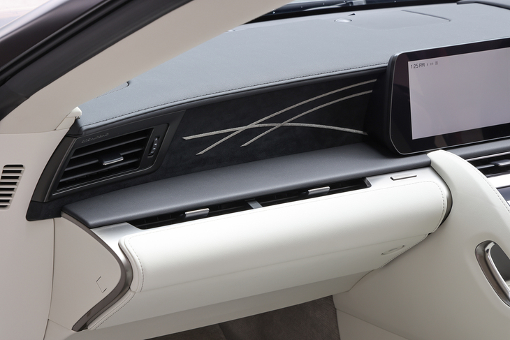 どちらもダッシュボードに専用のグラデーションステッチがあしらわれる。これは「LC500“ピナクル”」。