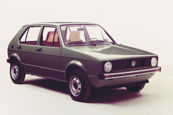 革新的なコンパクトカーとして1974年に誕生した「フォルクスワーゲン・ゴルフ」。FFの駆動レイアウトとハッチバックのボディー形状による合理的なパッケージが特徴で、世界中のメーカーからフォロワーが生まれた。