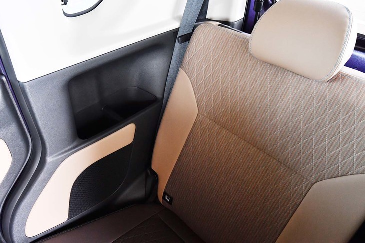 2列目シート用のカップホルダーは、座席を後方まで下げると使えるようになる。