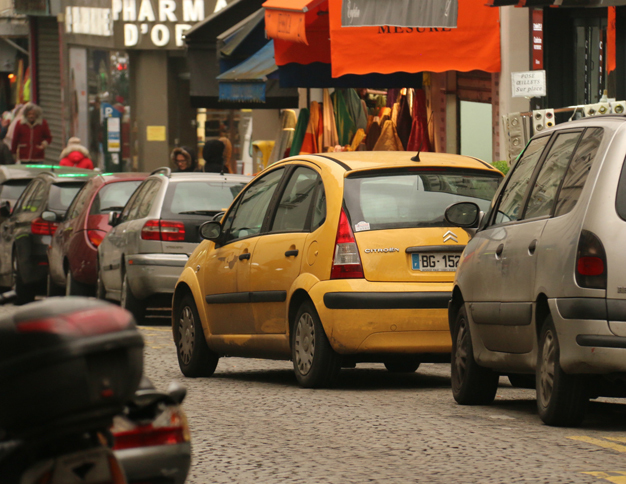 郵便の払い下げ車と思われる「シトロエンC3」。2017年2月モンマルトルにて。これを買って日本のフランス車ミーティングに出れば“ネ申”確定？