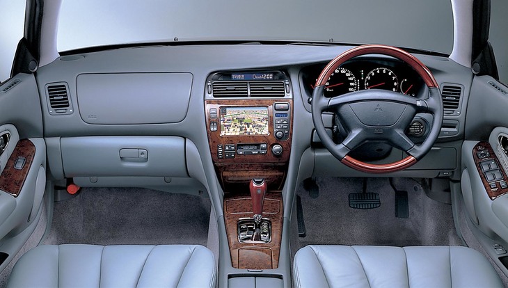 2代目「三菱ディアマンテ」のインテリア。クルーズコントロール作動中に先行車との車間距離を計測し、エンジン、ブレーキ、そして変速を統合制御する「プレビューディスタンスコントロール」が用意された。