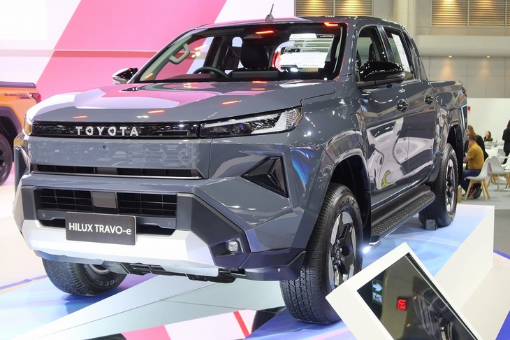 新型には電気自動車版の「ハイラックス トラボe」もラインナップされる。さらに水素燃料電池車版の開発も進められている。