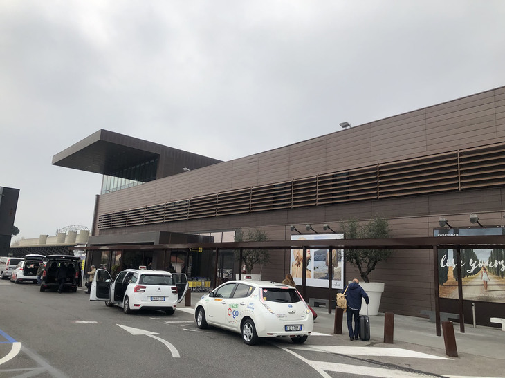 フィレンツェ空港のターミナル。目下滑走路1本のみののどかなエアポートだが、第2滑走路の建設計画がスタートしている。