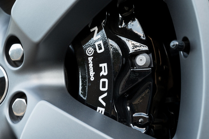 2.3tの車重を受け止めるフロントのブレーキキャリパーには「brembo」ロゴが入る。