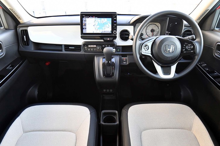 オープントレーのあった先代のものからデザインが一新されたインストゥルメントパネル。左右に広がる装飾パネルで開放感が演出されている。