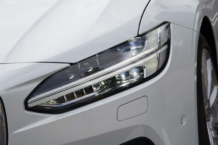 ヘッドランプにはLEDを採用。新世代ボルボのアイコンである“トールハンマー”型のデイタイムライトは、ウインカーとしても機能する。