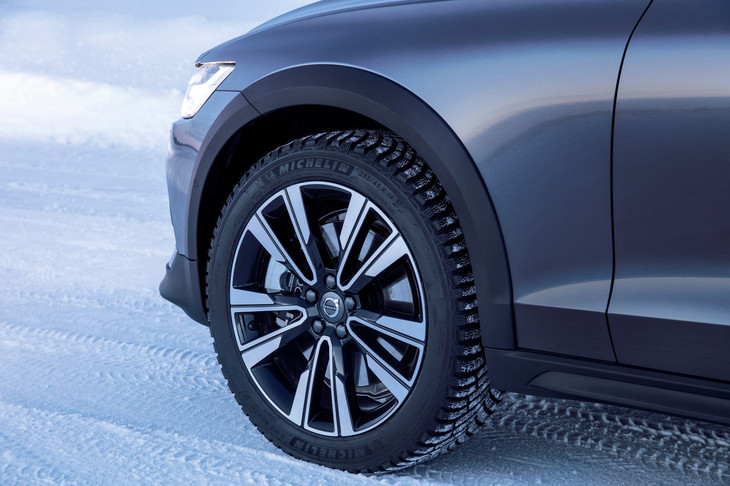 テスト車に装着されていた、235/45R19サイズのミシュランのスタッドタイヤ。