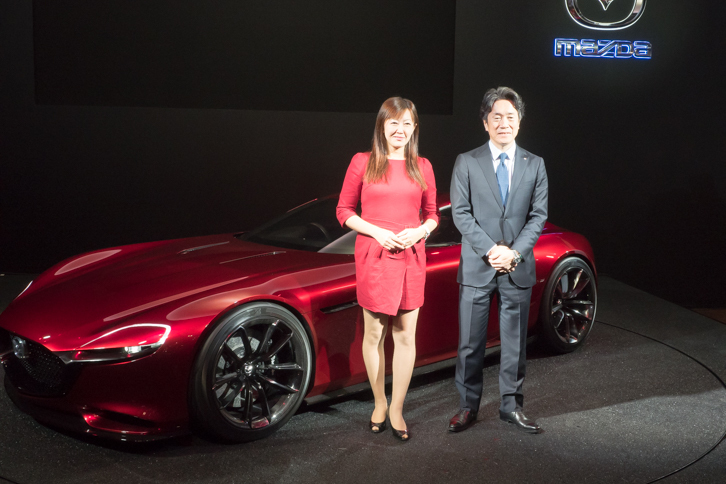 マツダの毛籠勝弘常務執行役員（右）と、ゲストとして登壇した「モータースポーツ界における女性の活躍を推進するマツダ・ウィメンインモータースポーツ・プロジェクト」のプロジェクトリーダー、井原慶子さん（左）。